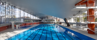 Alsterschwimmhalle mit 50-Meter-Becken und Sprungturm