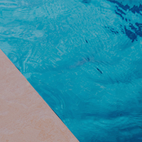 Blick auf Beckenrand und Wasser im Freibad