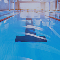 Schwimmbecken im Schwimmbad mit Bahnmarkierungen