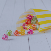 Bunte Bonbons in gelber Tüter vom Kiosk