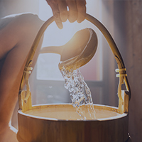 Aufguss in der Sauna mit Wasserkelle