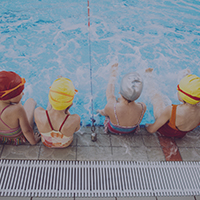 Kinder am Becken beim Schwimmkurs