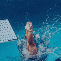 Sprung von einem Sprungturm ins Wasser