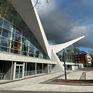 Architektur der Alsterschwimmhalle mit markanter Dachform
