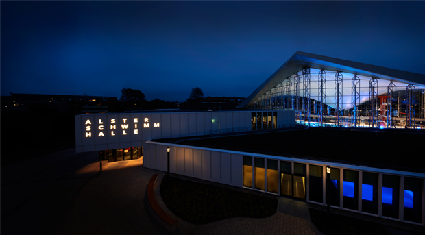 Außenansicht der Alsterschwimmhalle bei Nacht