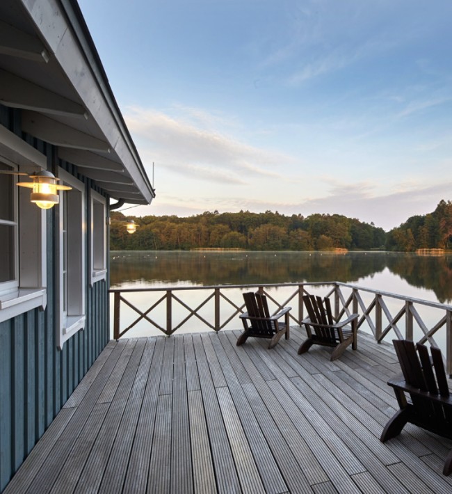 Saunaveranda mit Stühlen und Blick auf einen See