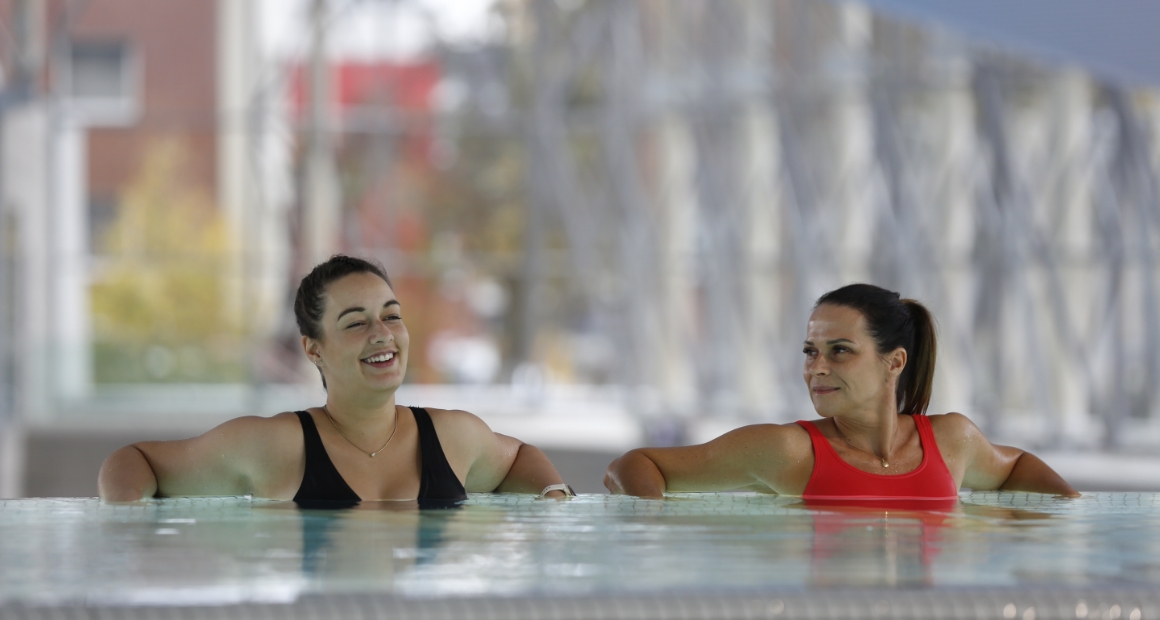 Zwei Frauen relaxen im Entspannungsbecken