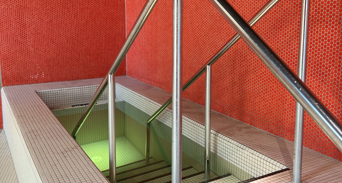 Modernes Kalttauchbecken in der Alsterschwimmhalle