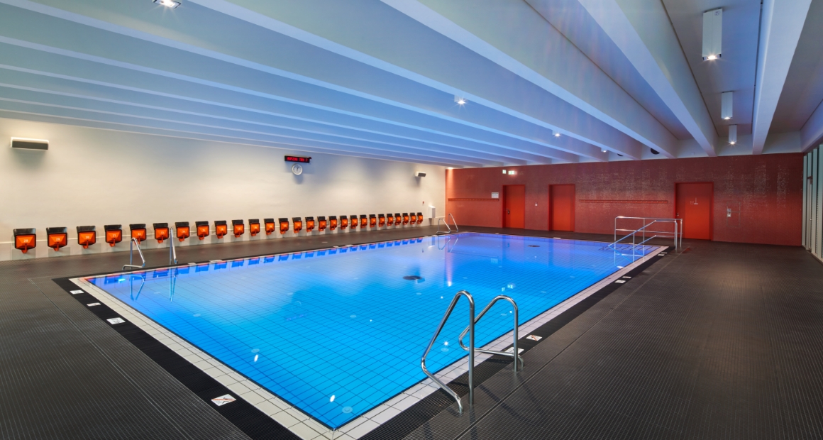 Kursbecken mit Einstieg in der Alsterschwimmhalle