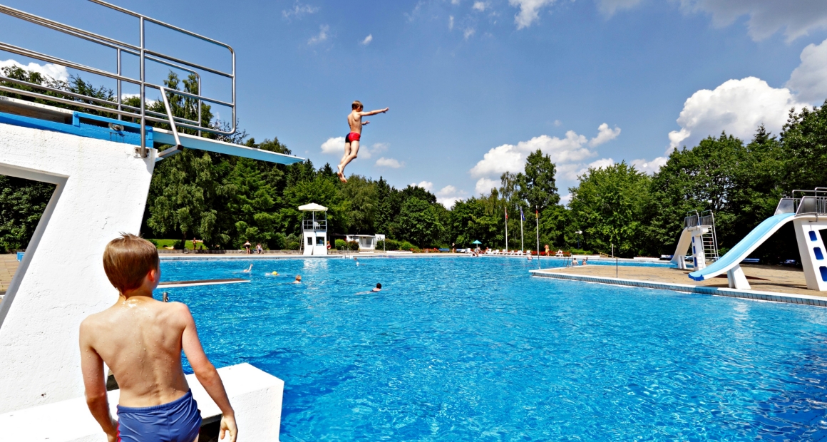 desktop-baeder-lp-freibad-marienhoehe-galerie-freibad-sprungturm