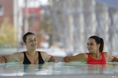 Zwei Frauen relaxen im Entspannungsbecken