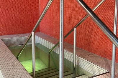 Modernes Kalttauchbecken in der Alsterschwimmhalle