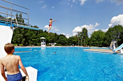 desktop-baeder-lp-freibad-marienhoehe-galerie-freibad-sprungturm